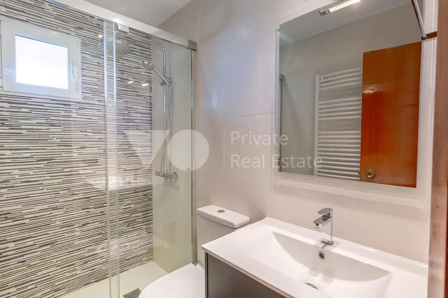 Baño de Casa adosada en venta en Madrid con Aire acondicionado, Calefacción y Jardín privado