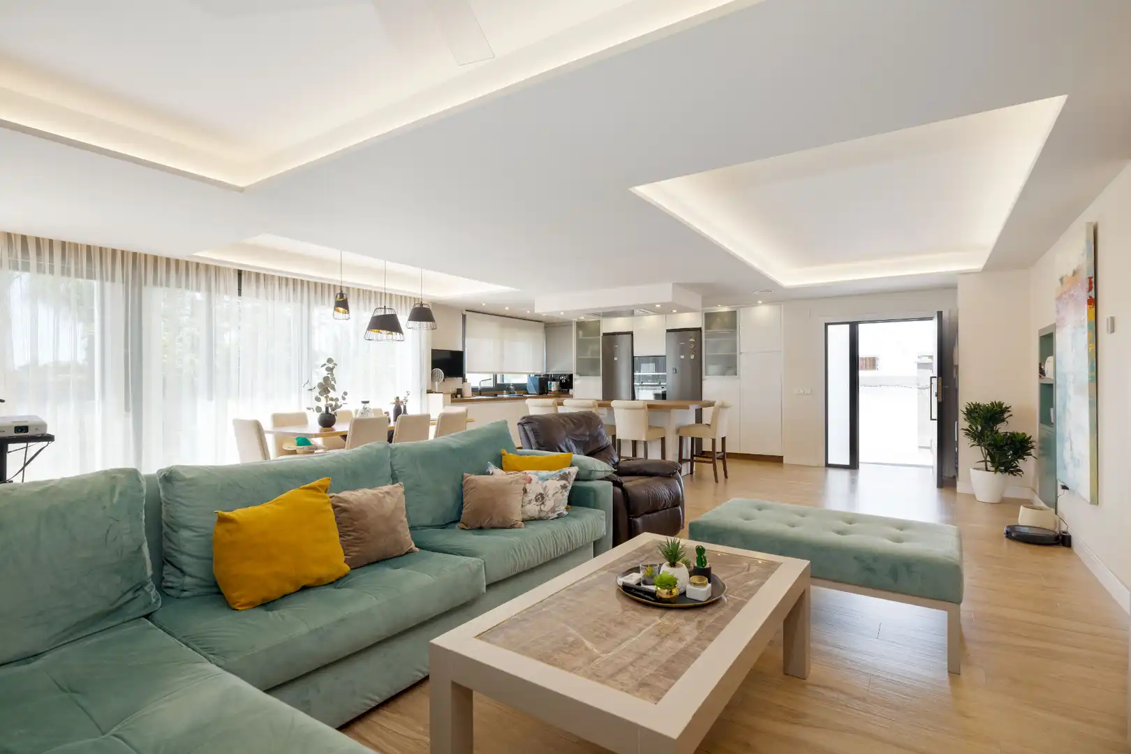 Sala de estar de Casa o chalet en venta en Marbella con Aire acondicionado, Calefacción y Jardín privado