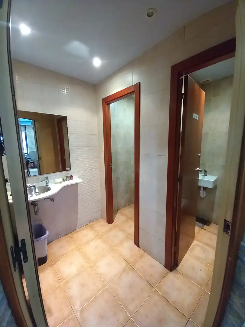 Baño de Local en venta en Barcelona con Aire acondicionado y Amueblado