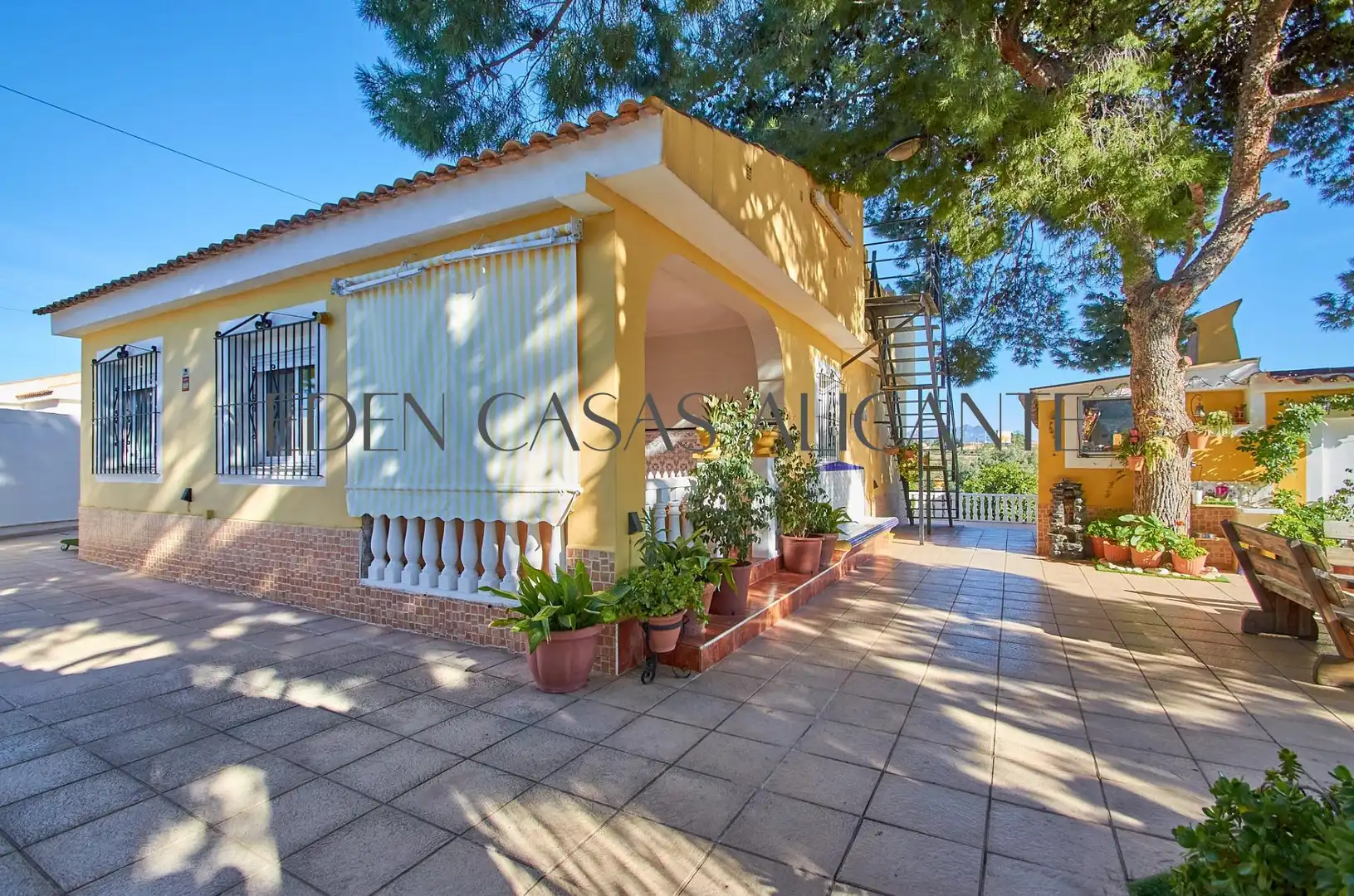 Vista exterior de Casa o xalet en venda en Alicante / Alacant amb Aire condicionat, Jardí privat i Terrassa