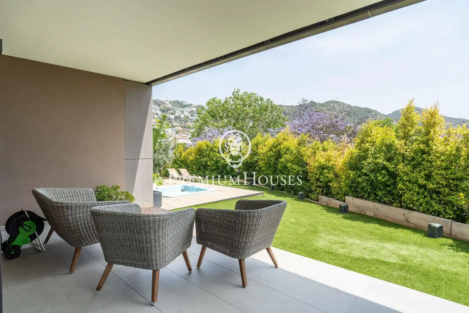 Terrasse von Erdgeschoss zum Verkauf in Sitges mit Klimaanlage, Privatgarten und Parkett