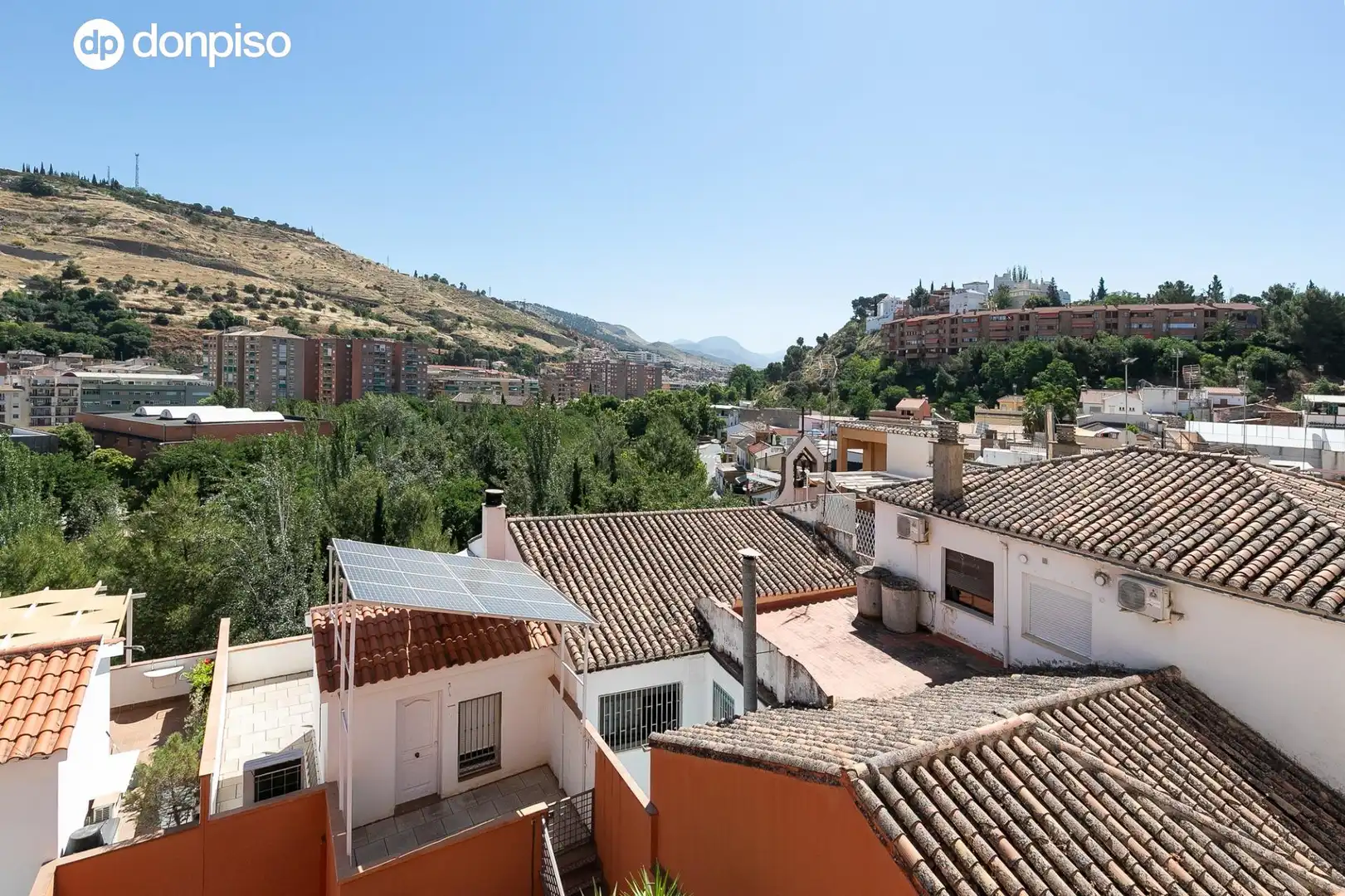 Vista exterior de Casa adosada en venta en Granada con Aire acondicionado, Calefacción y Terraza