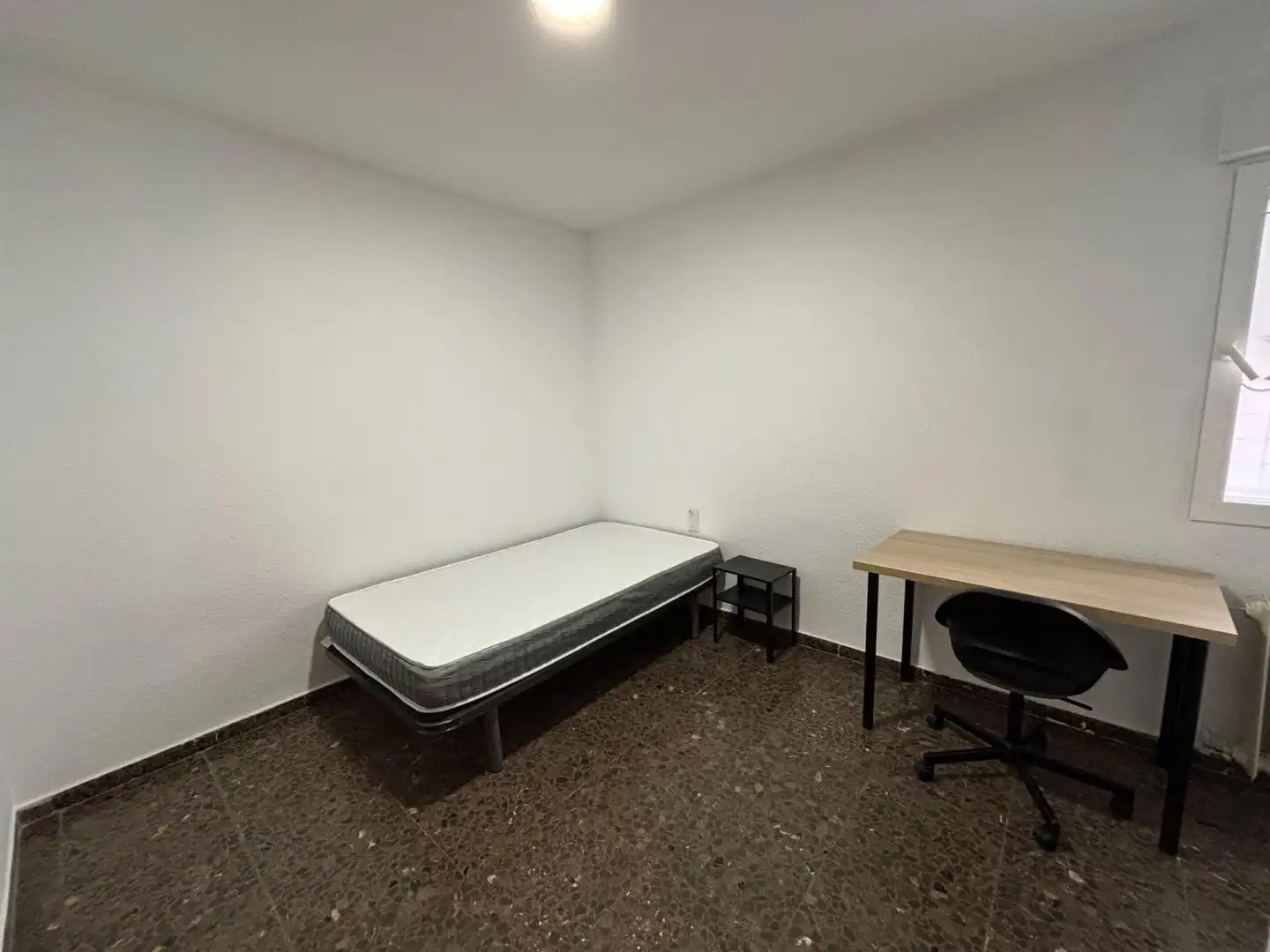 Habitación de Piso para compartir en Granada con Calefacción y Amueblado