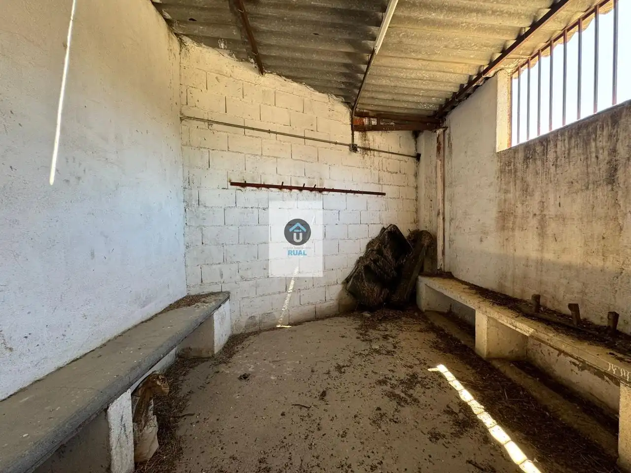 Nave industrial en venta en Belvís de la Jara