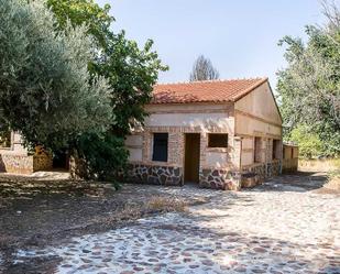 Vista exterior de Casa o xalet en venda en Fernán Caballero amb Terrassa i Piscina