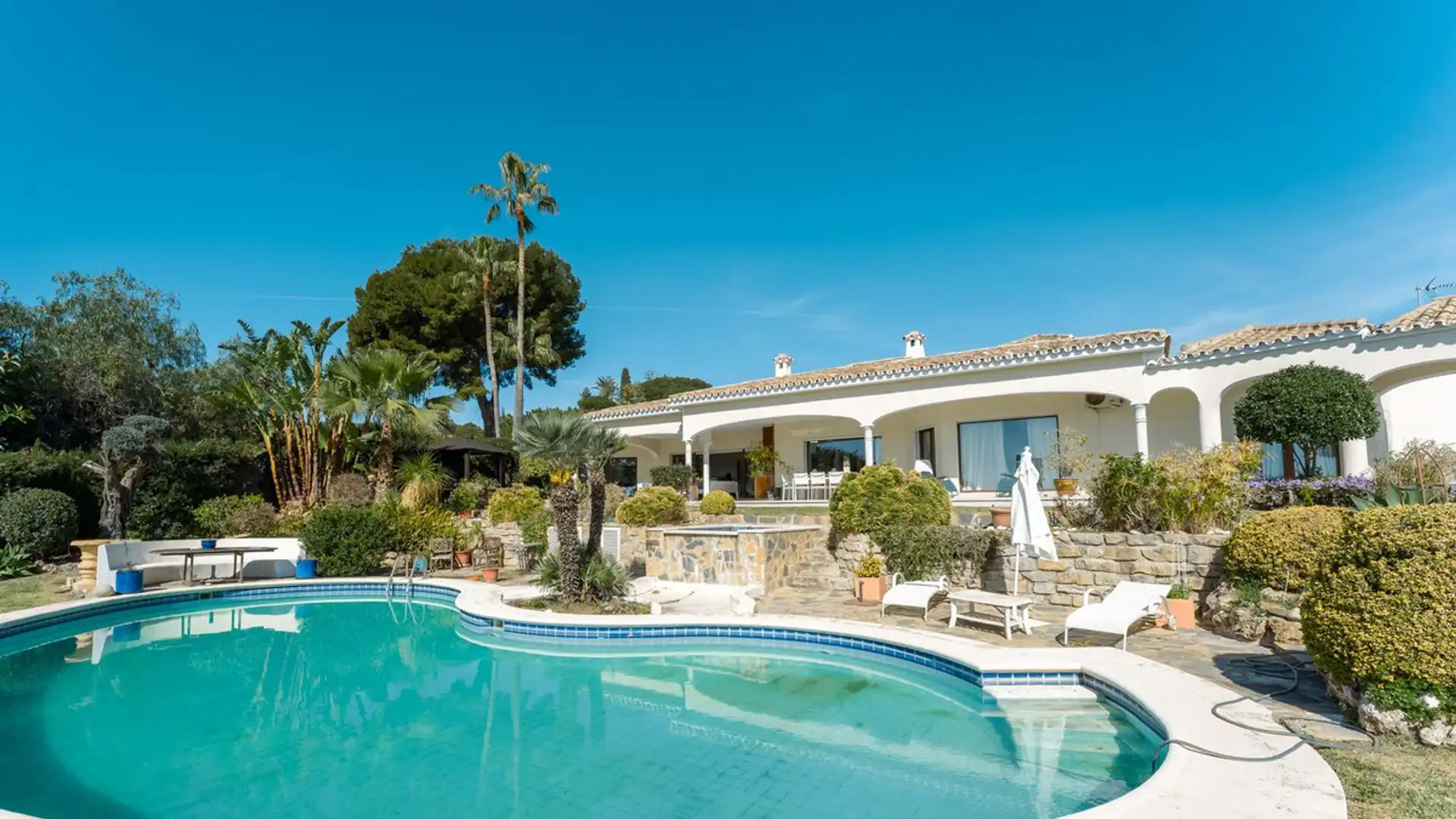 Schwimmbecken von Haus oder Chalet zum Verkauf in Benahavís mit Privatgarten, Terrasse und Schwimmbad