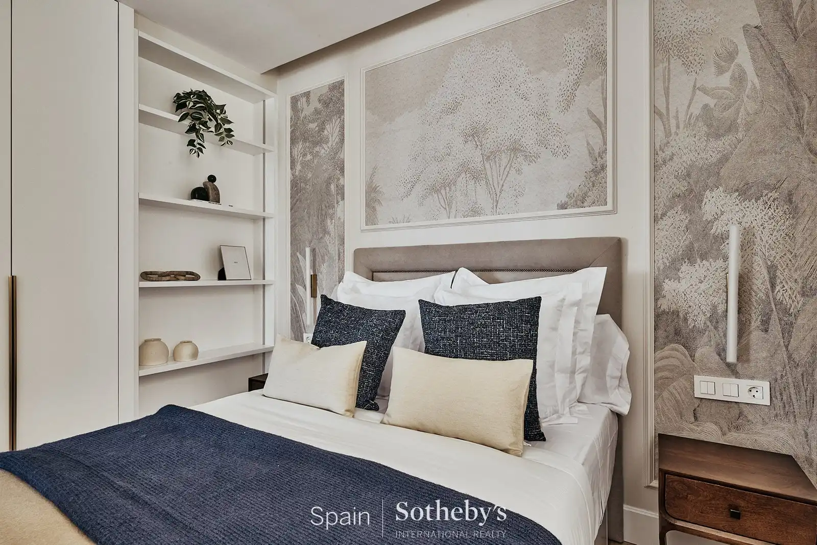 Dormitori de Apartament en venda en Madrid amb Aire condicionat i Terrassa