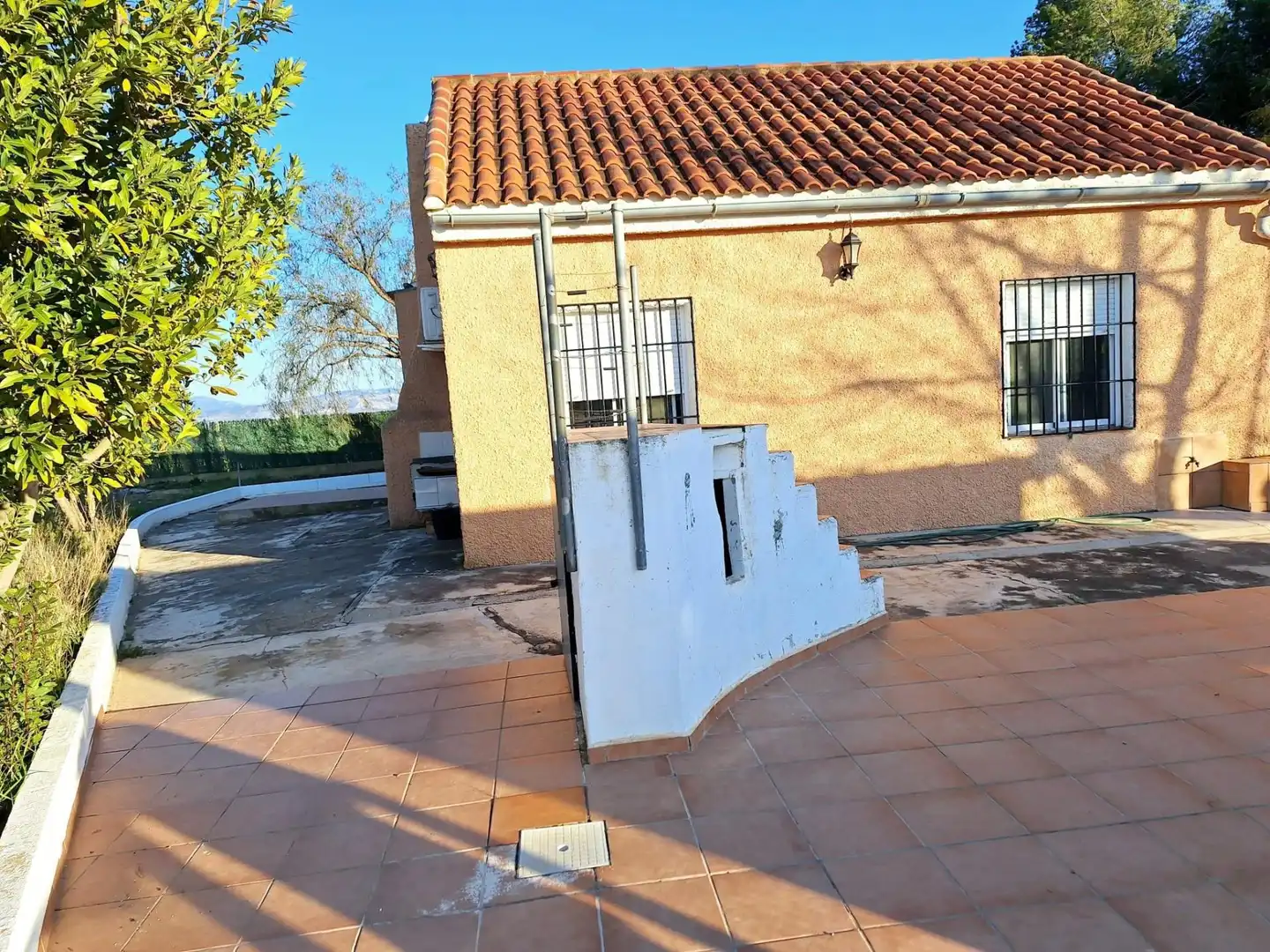 Vista exterior de Casa o xalet en venda en Caudete amb Aire condicionat, Terrassa i Piscina
