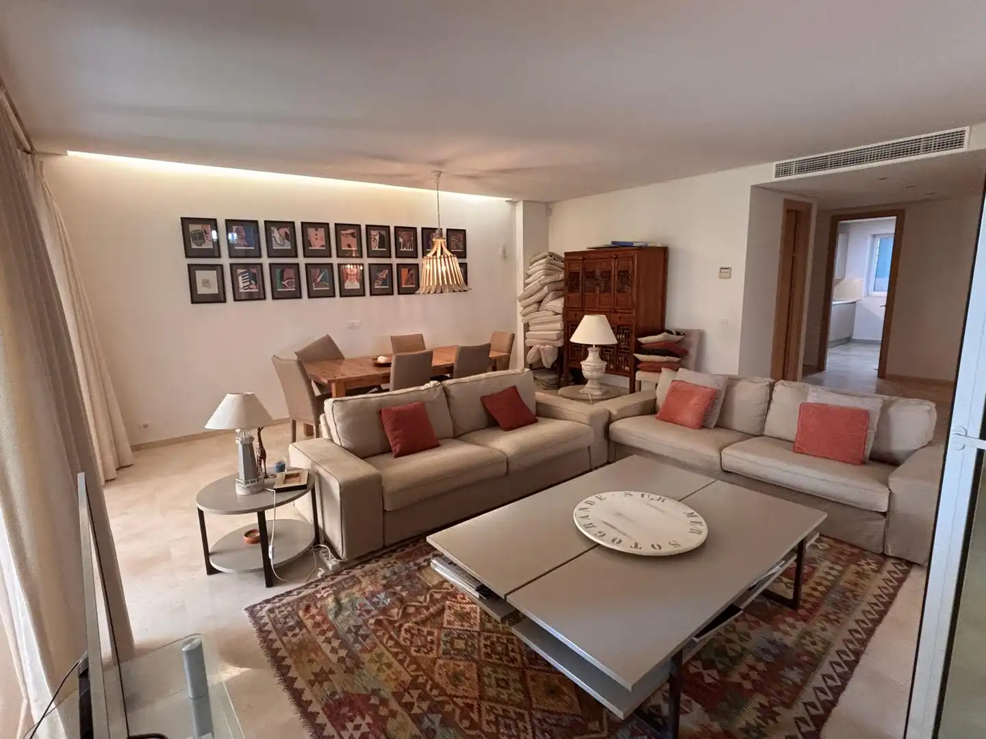 Wohnzimmer von Wohnung zum Verkauf in Sotogrande mit Klimaanlage, Heizung und Privatgarten