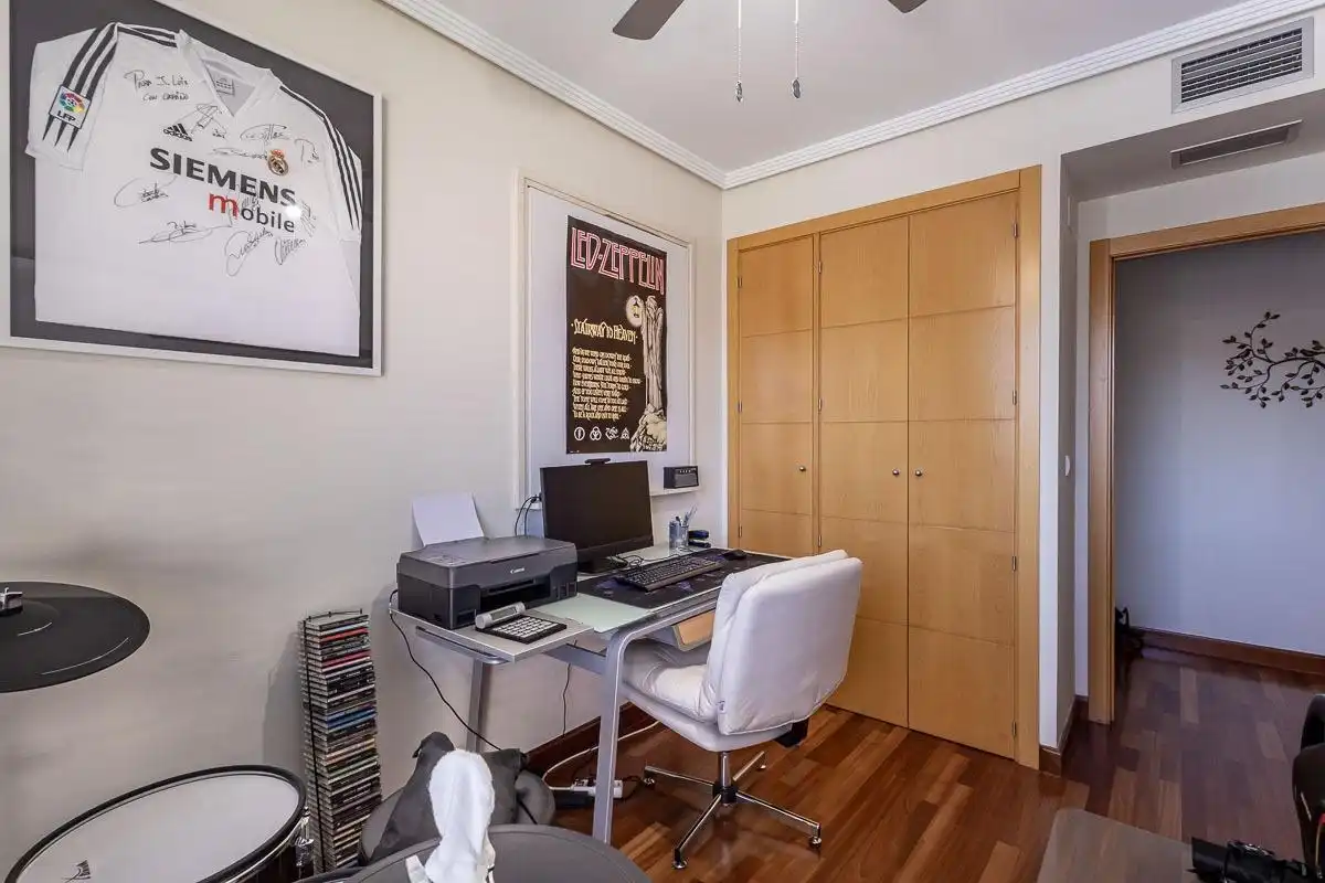 Bedroom of Flat for sale in Granada  with Air Conditioner, Heating and Furnished