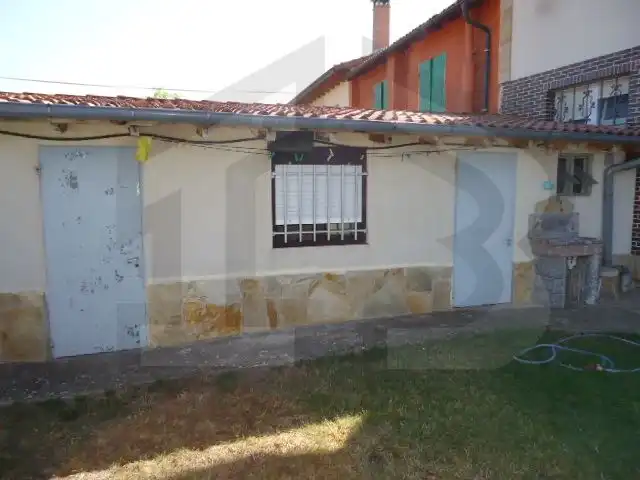 Vista exterior de Casa adosada en venda en Medina de Pomar amb Calefacció, Piscina i Balcó