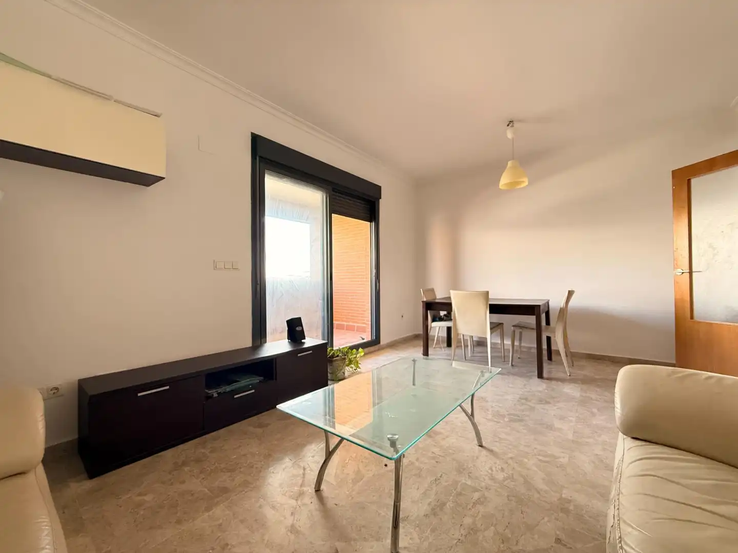 Sala de estar de Piso en venta en Mairena del Aljarafe con Piscina comunitaria