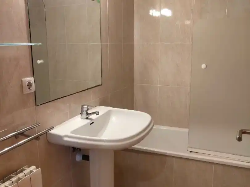 Badezimmer von Wohnung zur Miete in Palamós mit Klimaanlage, Parkett und Möbliert