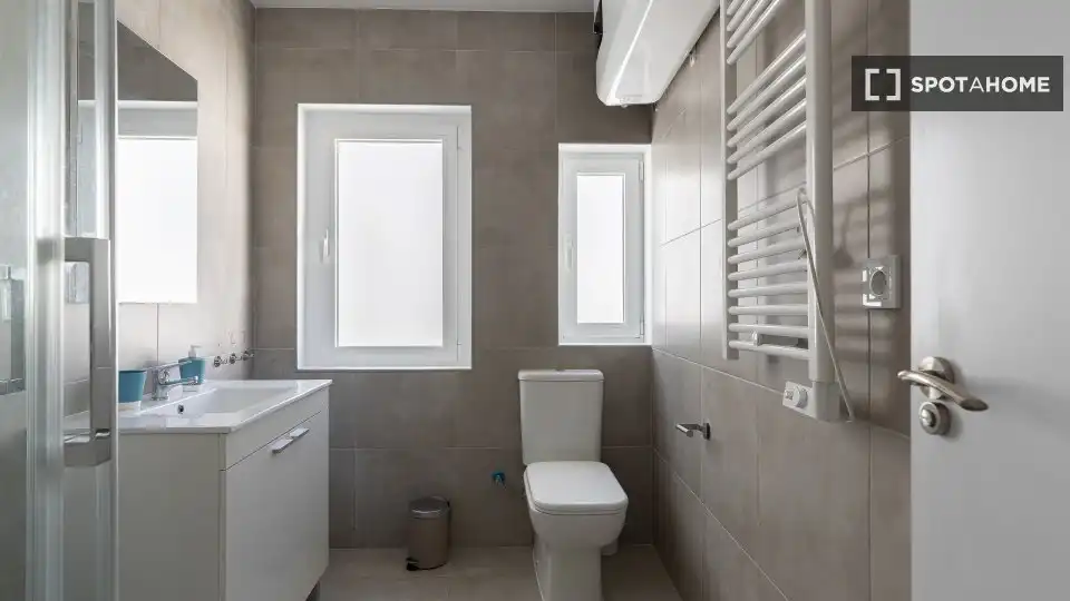 Bathroom of Flat for rent in Getafe  with Air Conditioner, Heating and Furnished