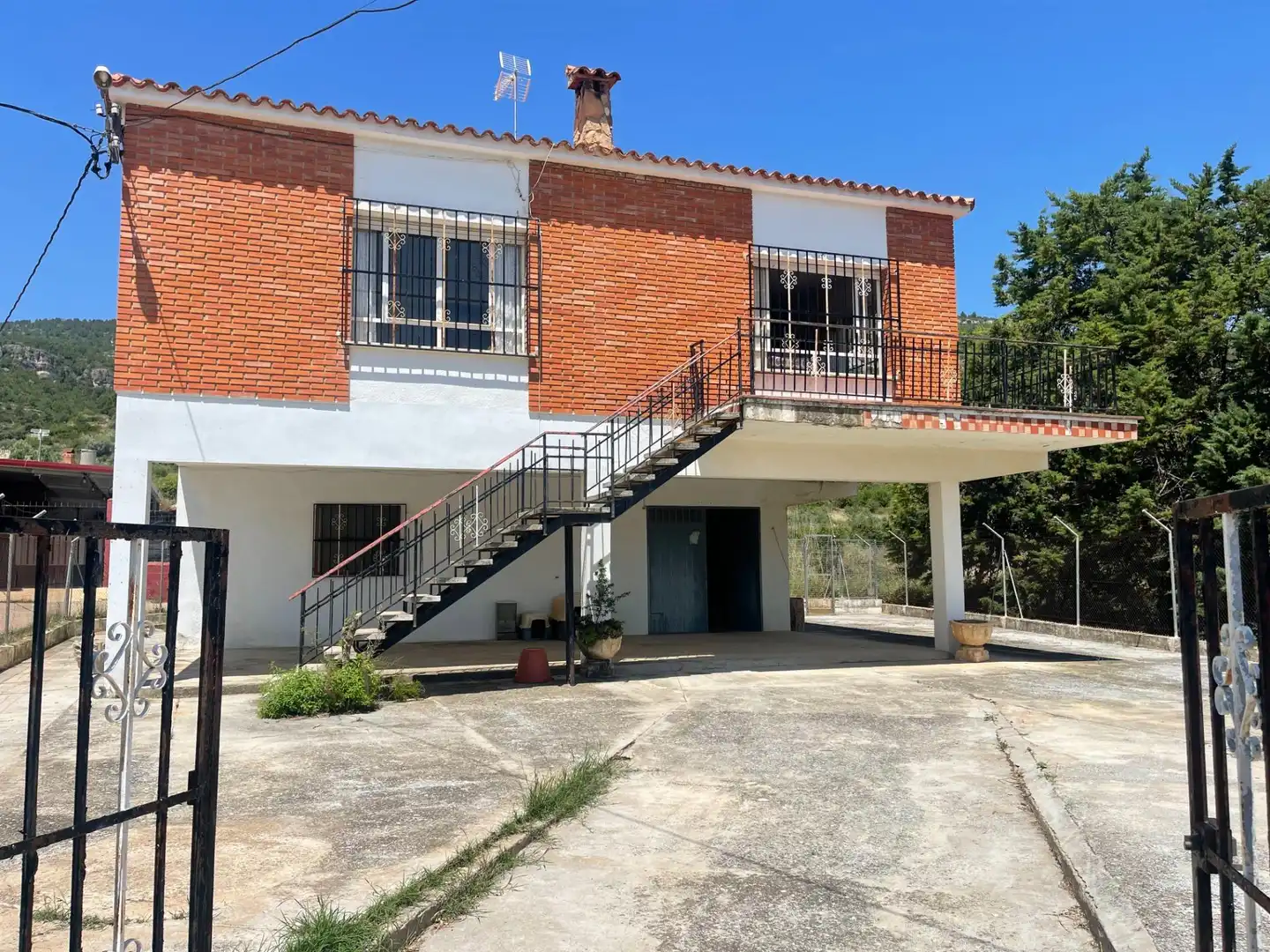 Vista exterior de Casa o chalet en venta en Chera con Terraza y Balcón