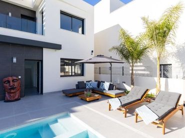 Villa con balcone in vendita a Calle  Redován