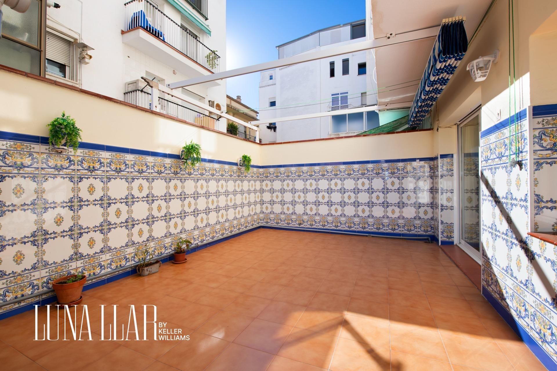 Vista exterior de Planta baixa en venda en Cornellà de Llobregat amb Terrassa