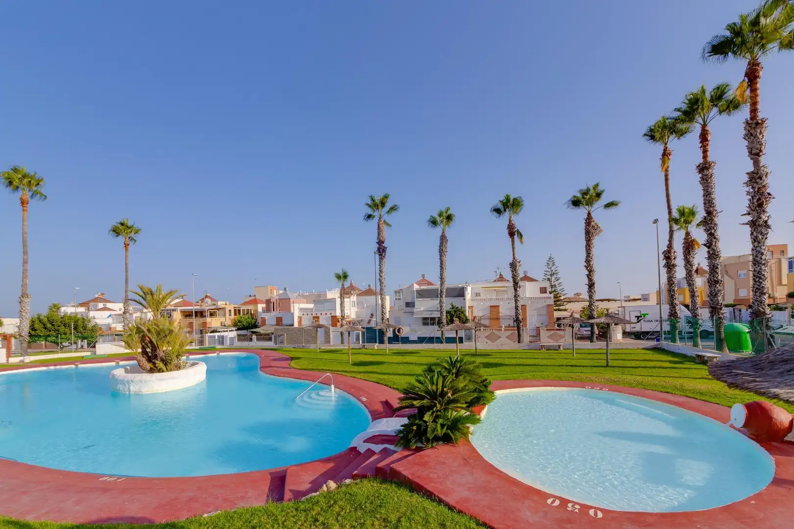 Piscina de Casa o chalet en venta en Torrevieja con Jardín privado, Terraza y Trastero