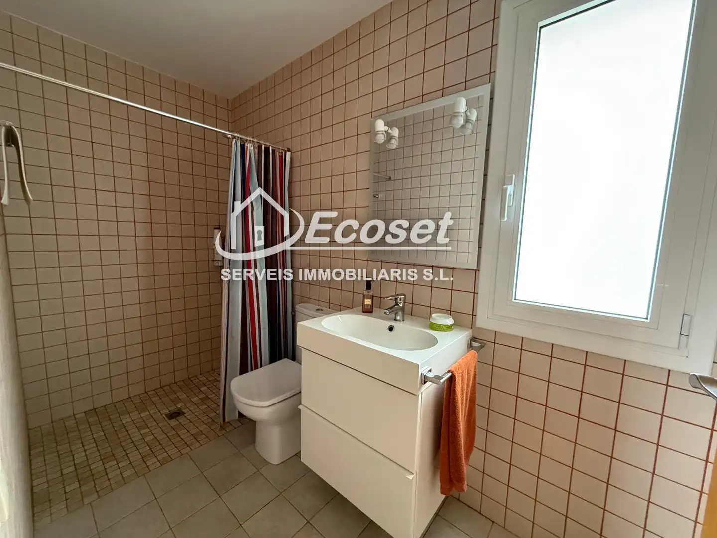 Badezimmer von Haus oder Chalet zum Verkauf in Vallirana mit Klimaanlage, Heizung und Privatgarten
