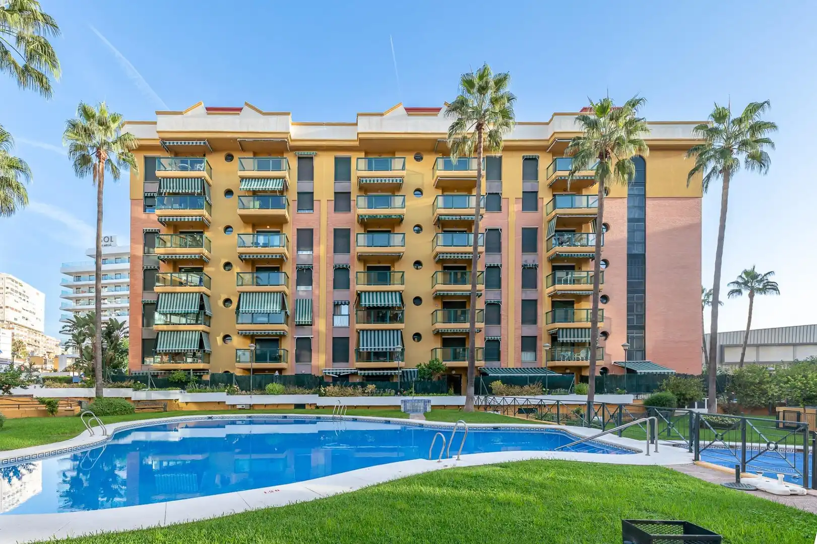 Vista exterior de Apartament en venda en Torremolinos amb Aire condicionat, Calefacció i Jardí privat