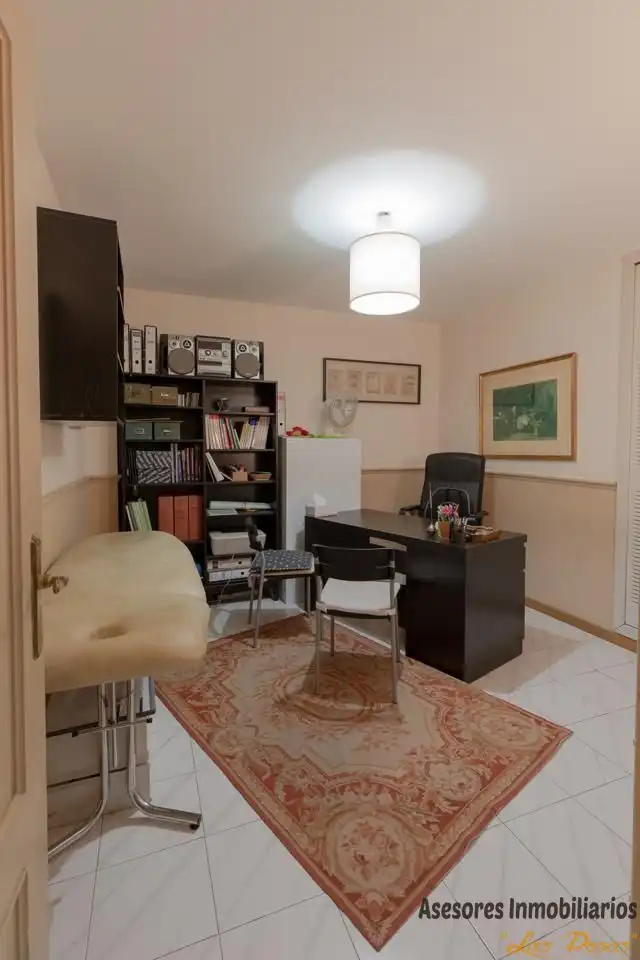 Wohnzimmer von Einfamilien-Reihenhaus zum Verkauf in Madrid mit Klimaanlage, Heizung und Privatgarten