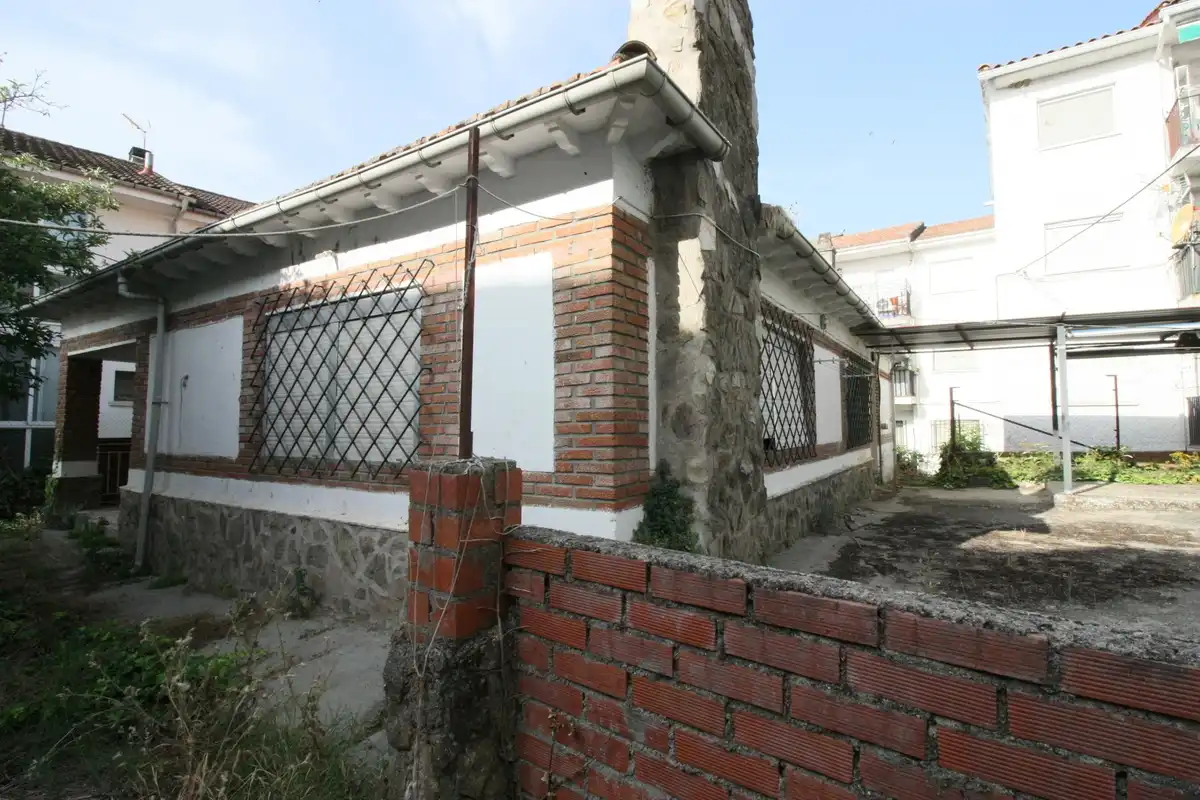 Vista exterior de Casa o xalet en venda en Lanzahíta amb Jardí privat