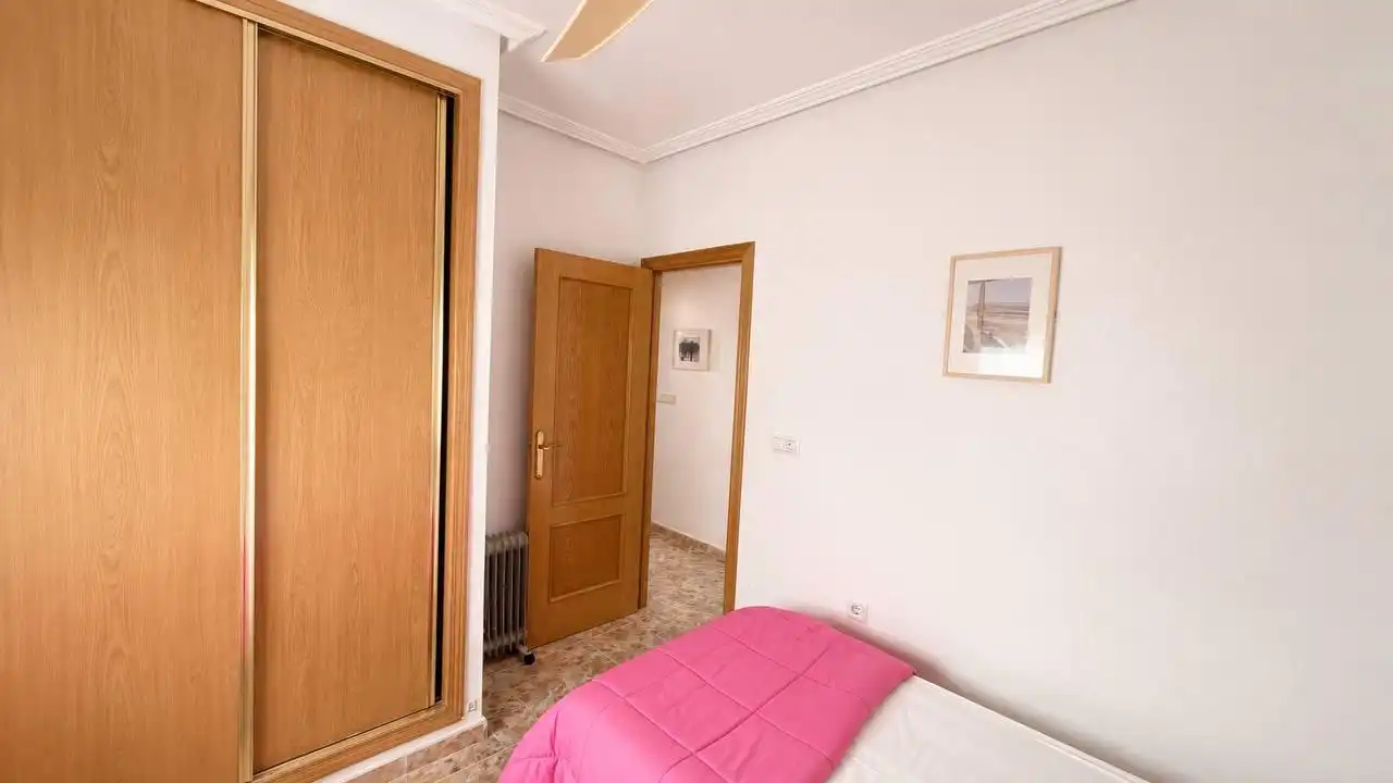 Habitación de Apartamento en venta en Orihuela con Jardín privado, Amueblado y Balcón