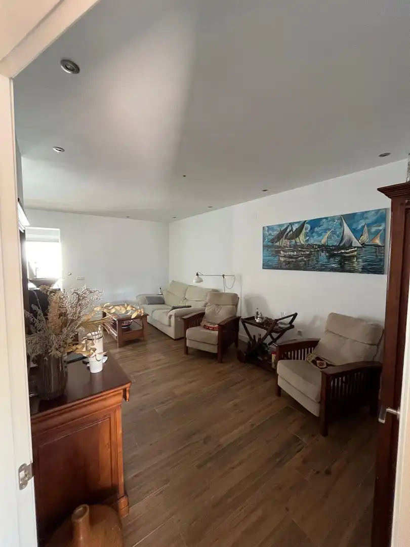 Sala d'estar de Casa adosada en venda en El Puerto de Santa María amb Aire condicionat, Jardí privat i Parquet