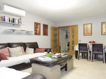 Sala d'estar de Pis en venda en Móstoles amb Aire condicionat, Calefacció i Jardí privat