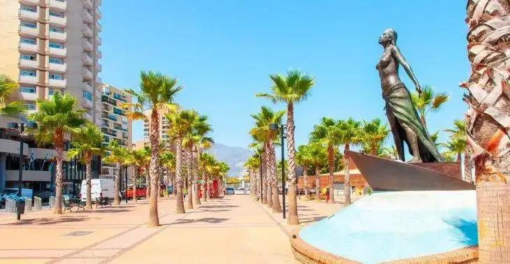 Außenansicht von Erdgeschoss zum Verkauf in Fuengirola mit Klimaanlage, Privatgarten und Abstellraum