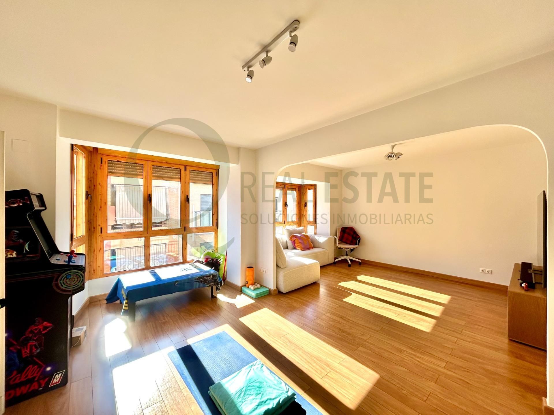 Flat for sale in Calle MARQUES DE MOLINS, Mercado, Centro