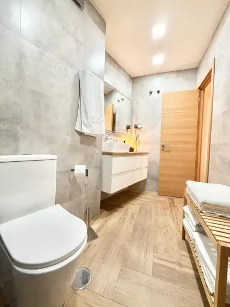 Baño de Piso en venta en Torremolinos con Aire acondicionado, Terraza y Lavadora