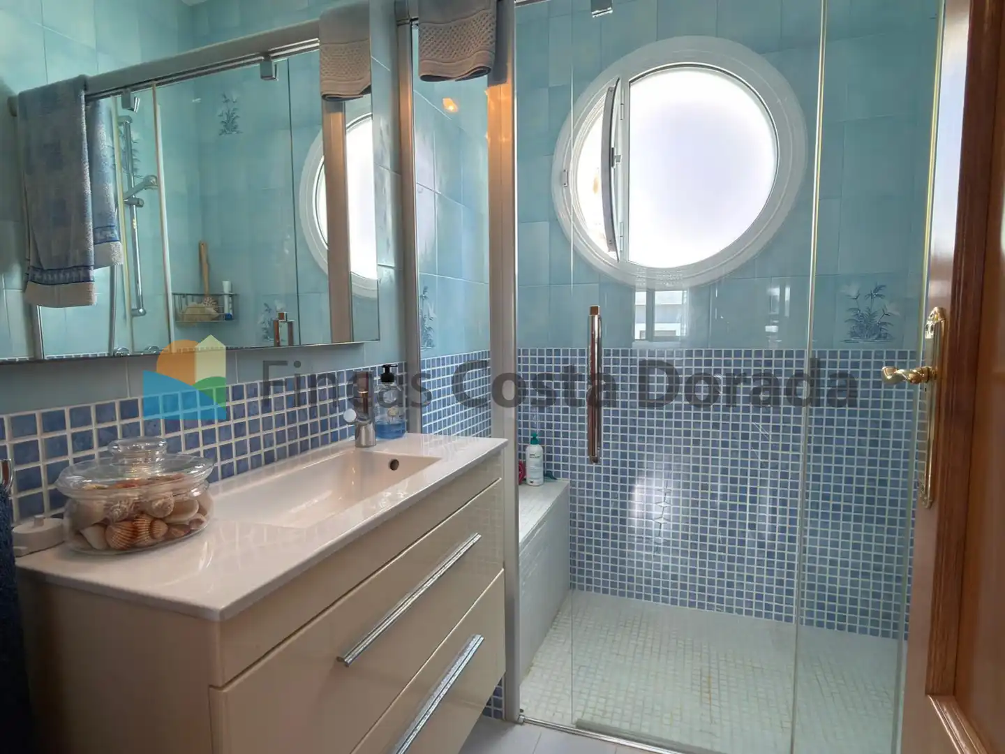 Bathroom of Houses for sale in Cubelles  with Air Conditioner, Private garden and Parquet flooring
