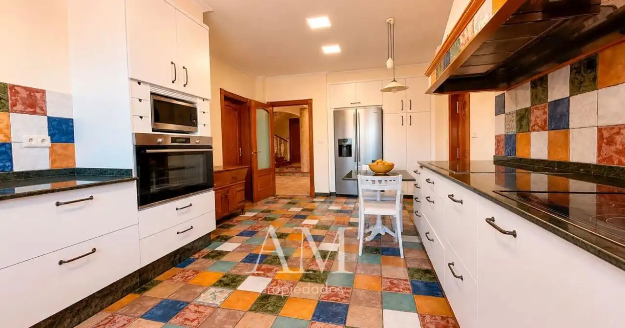 Cuina de Casa o xalet en venda en Vigo  amb Calefacció, Jardí privat i Terrassa