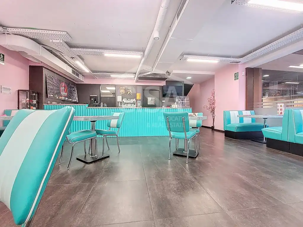 Locale commerciale in affitto a Carrer Isabelle Sandy, 2-4 2-4, imagen 3