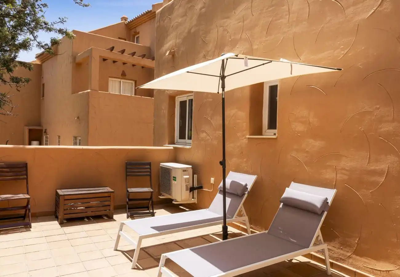 Terraza de Apartamento de alquiler en Marbella con Aire acondicionado, Jardín privado y Amueblado