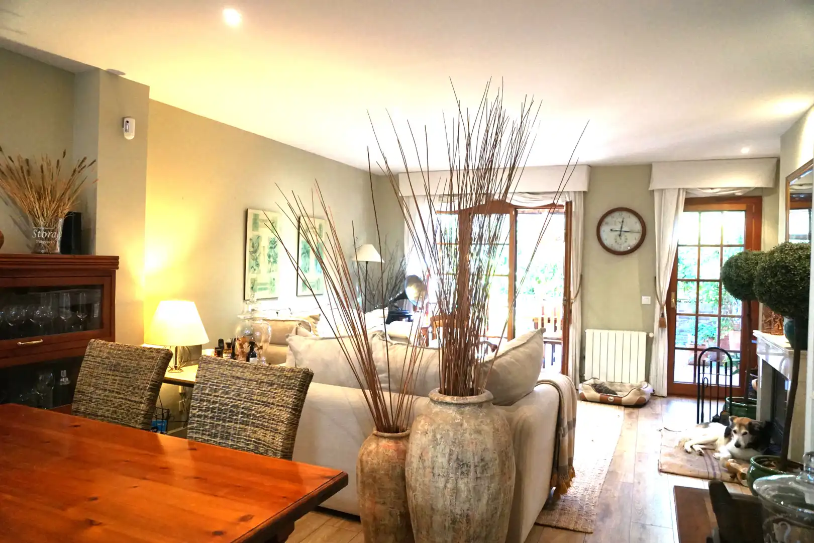 Wohnzimmer von Einfamilien-Reihenhaus zum Verkauf in Badalona mit Klimaanlage, Heizung und Privatgarten