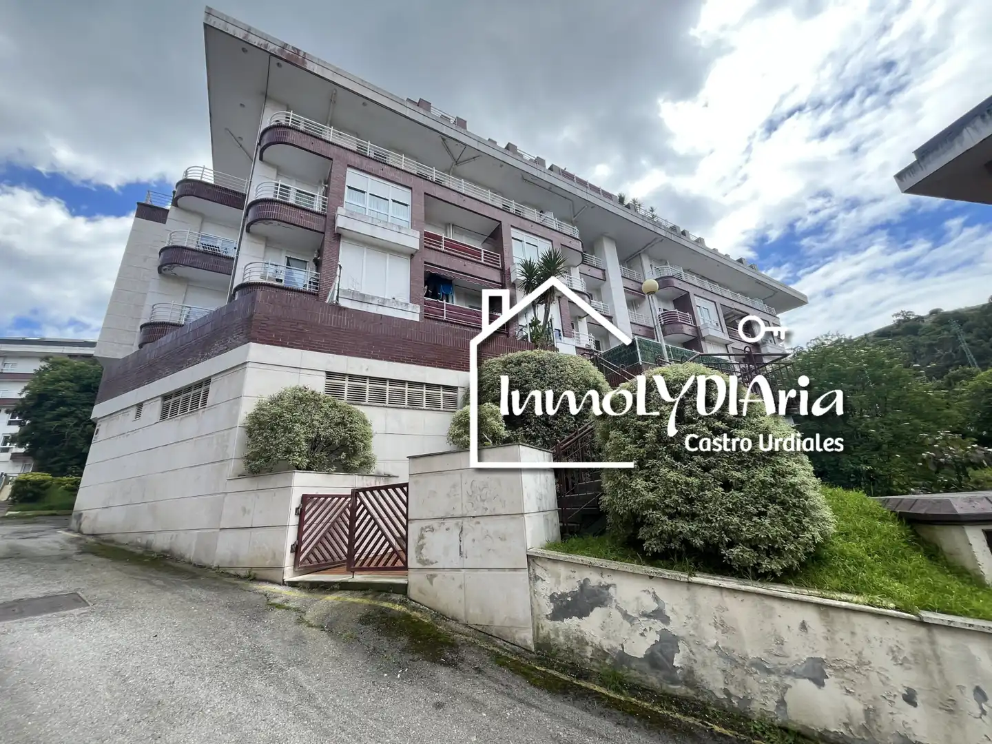 Vista exterior de Piso en venta en Castro-Urdiales con Calefacción, Parquet y Terraza