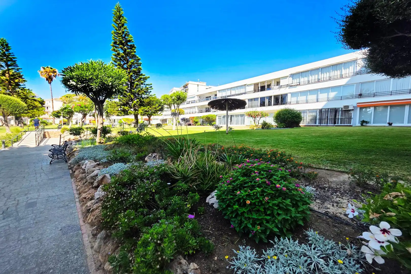 Vista exterior de Apartament en venda en Benalmádena amb Aire condicionat, Calefacció i Jardí privat