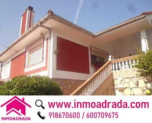 Vista exterior de Casa adosada en venda en La Adrada  amb Calefacció, Jardí privat i Terrassa