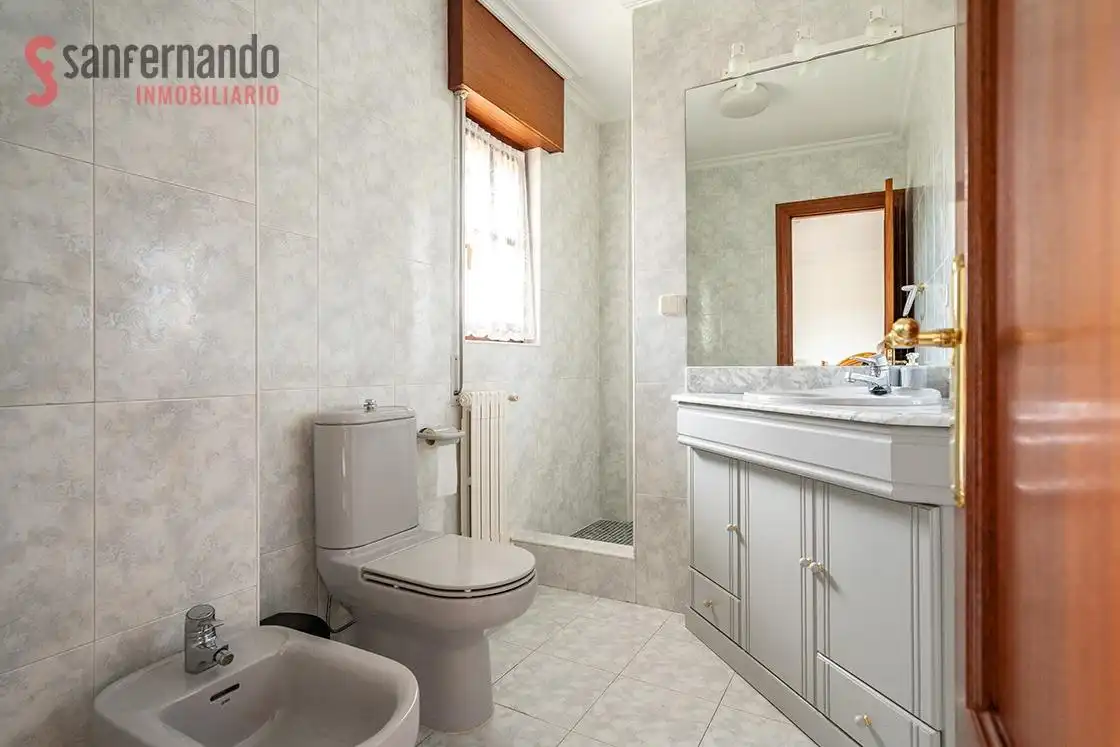 Baño de Casa o chalet en venta en Penagos con Calefacción, Jardín privado y Parquet