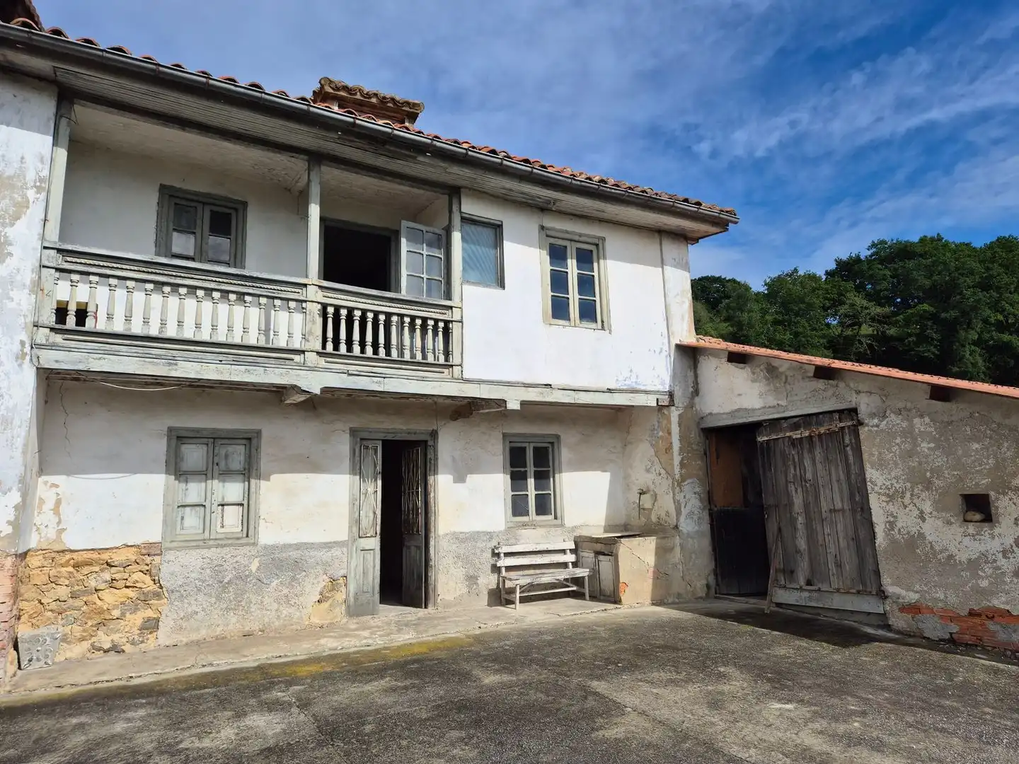 Außenansicht von Haus oder Chalet zum Verkauf in Nava mit Abstellraum und Schwimmbad