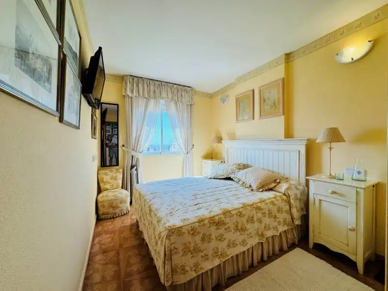 Dormitori de Apartament en venda en Torrevieja amb Terrassa, Piscina i Moblat