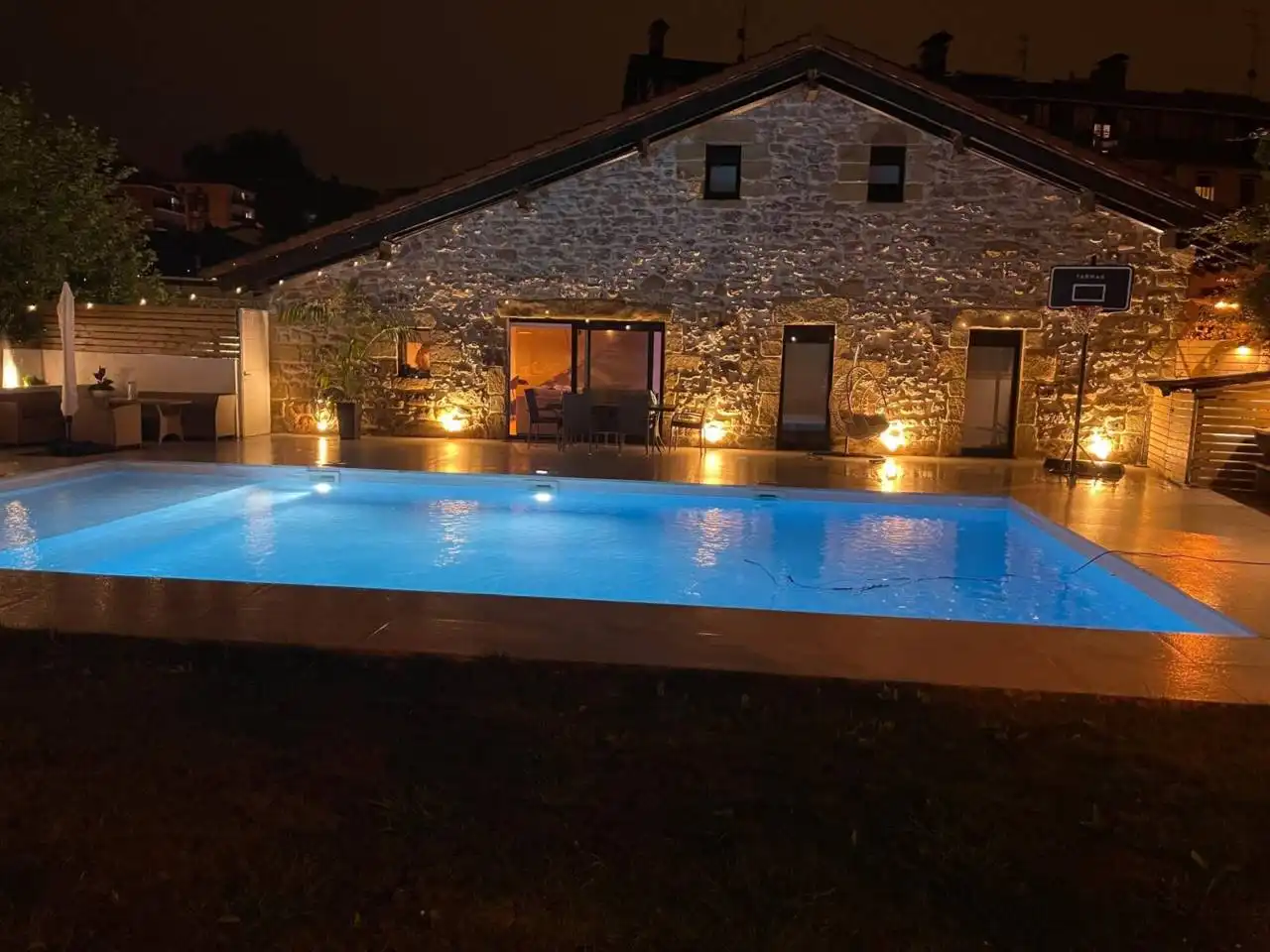 Piscina de Casa o xalet en venda en Donostia - San Sebastián  amb Aire condicionat, Calefacció i Jardí privat
