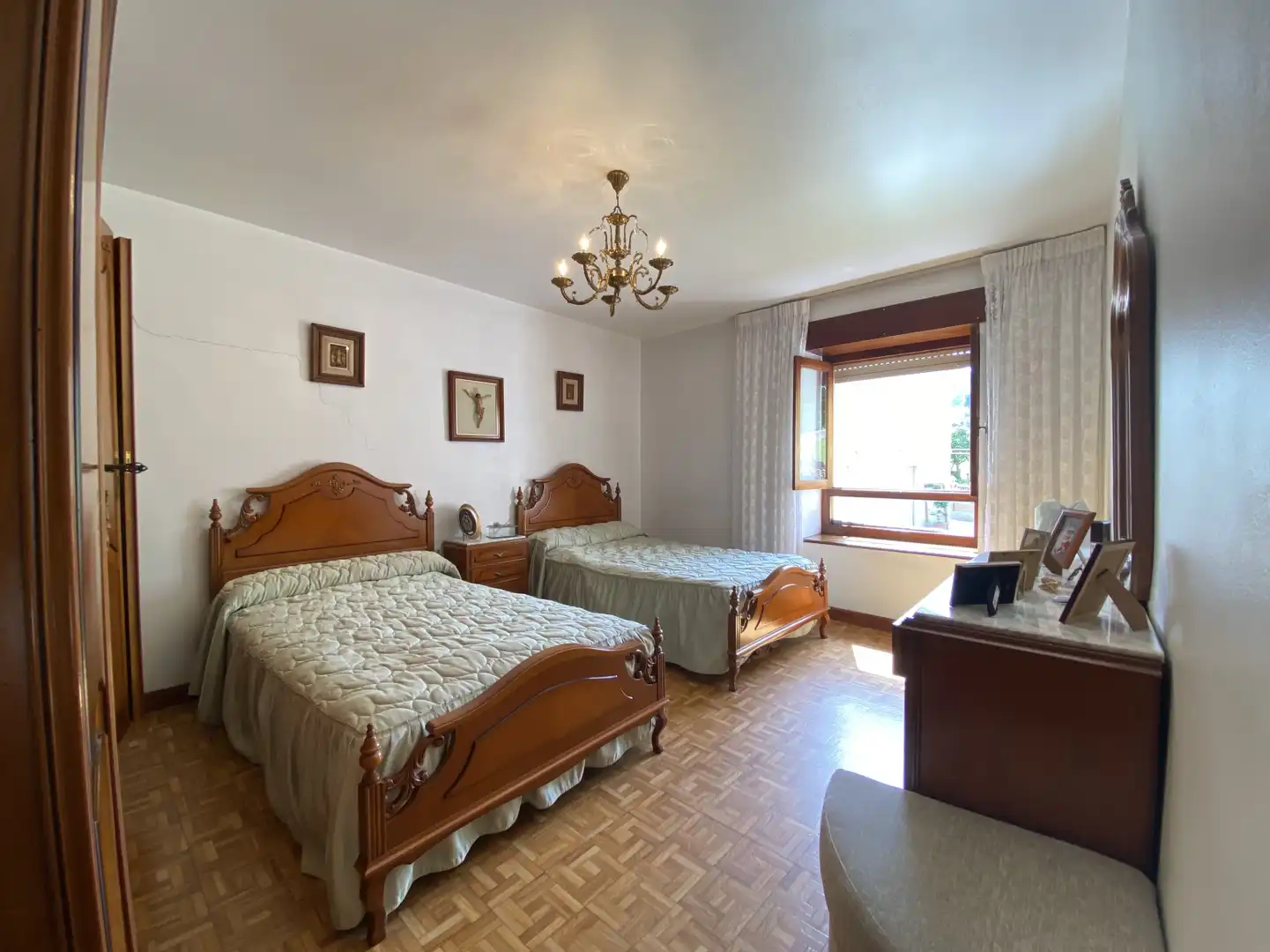 Habitación de Casa adosada en venta en Torrelavega  con Jardín privado