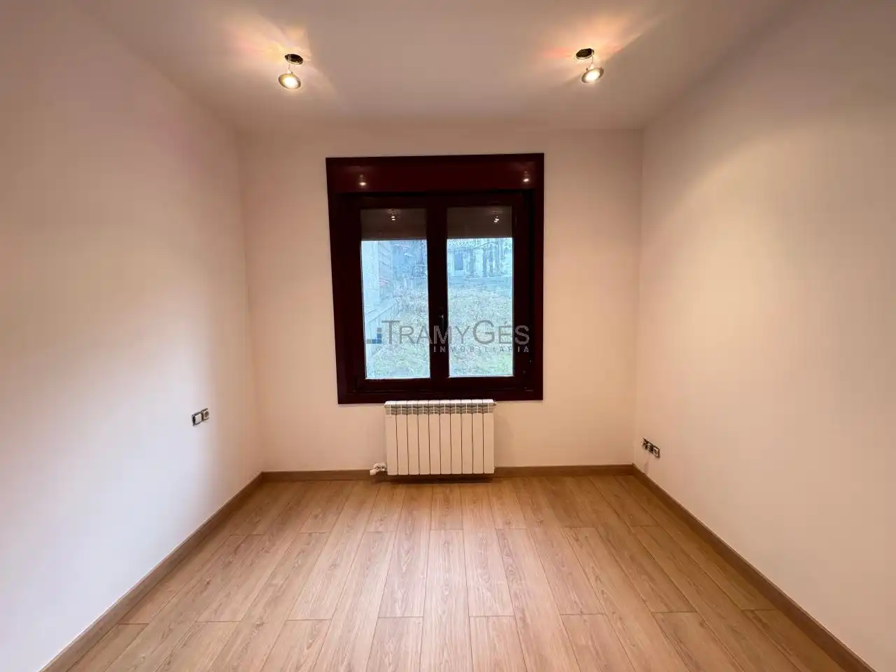 Casa adosada en venta en Vigo  con Calefacción, Jardín privado y Terraza