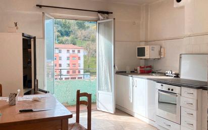 Kitchen of Flat for sale in Soraluze / Plasencia de las Armas  with Parquet flooring, Furnished and Oven