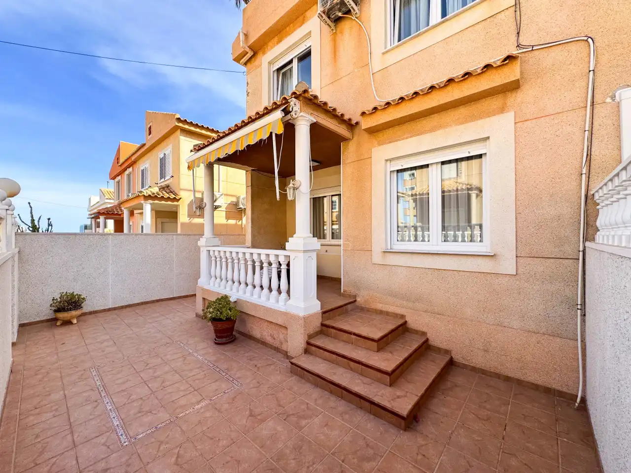 Vista exterior de Casa adosada en venda en Torrevieja amb Aire condicionat, Calefacció i Jardí privat