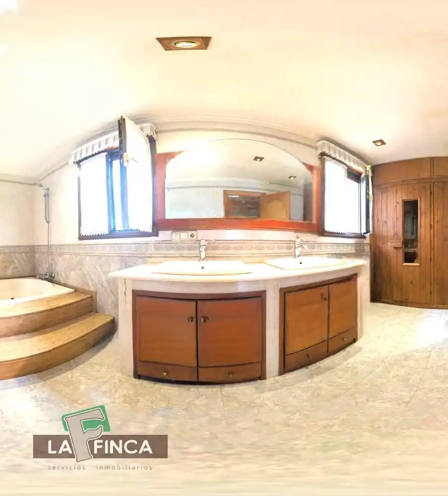 Bany de Casa o xalet en venda en Siero amb Calefacció, Parquet i Terrassa