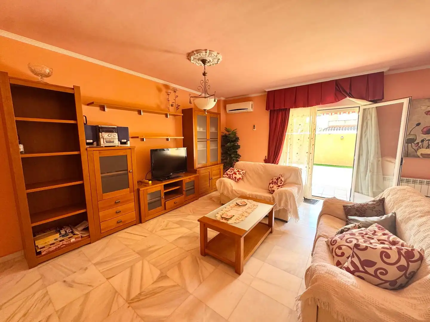 Sala d'estar de Casa adosada en venda en Talavera de la Reina amb Aire condicionat, Calefacció i Jardí privat
